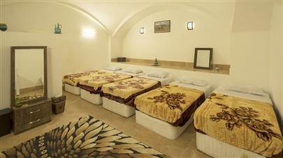 اتاق چهار تخته هتل سرای سنتی یزد (سرای سنتی نقره)